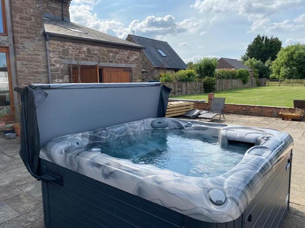 Sapphire Hot tub - Odyssey